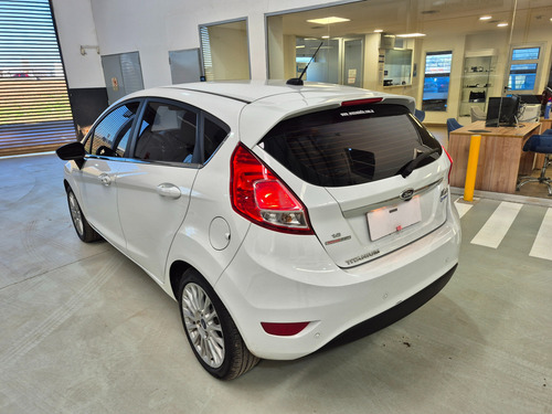Ford Fiesta Kinetic 1.6 Sedan Titanium Powershift Ugarcia